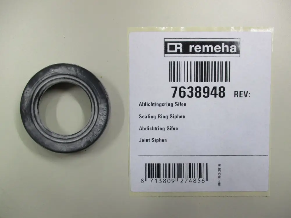 Schwarze Dichtung von Remeha in runder Form, neben einem Etikett mit Artikelnummer und Produktinformation, darunter ein Barcode.